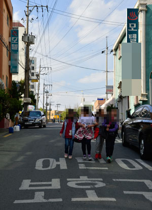 대구 동구 신암4동 덕성초등학교 정문에서 불과 50여m 떨어진 거리에 모텔들이 대거 자리하고 있다. 우태욱기자 woo@msnet.co.kr
