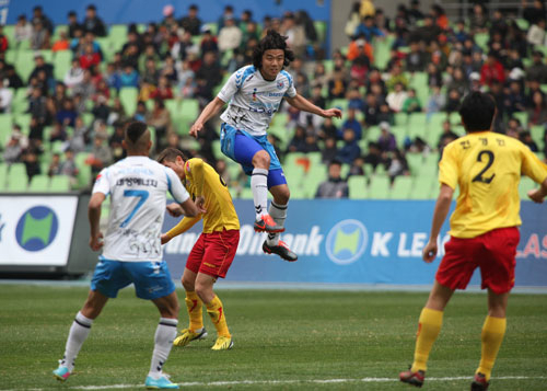 대구FC 미드필더 안상현이 13일 대구스타디움에서 열리는 인천과의 경기에서 상대 국가대표 출신의 미드필더 김남일과 맞대결을 예고하고 있다. 성남과의 4라운드에서 헤딩하고 있는 안상현. 대구FC 제공