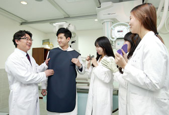 김선칠(맨 왼쪽) 교수가 친환경 소재 방사선 차폐 제품인 에이프런을 학생들에게 설명하고 있다.