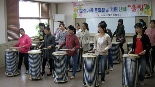 결혼이주여성들로 구성된 난타 동아리 
