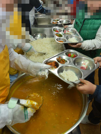 급식비에서 인건비와 운영비가 차지하는 비율이 높아 학급 급식의 질을 떨어뜨리는 요인이 되고 있다. 대구 수성구 모 초등학교 학생들이 점심식사를 위해 급식을 받고 있다. 성일권기자 sungig@msnet.co.kr