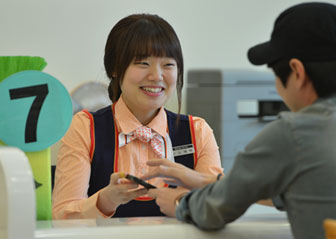 SK텔레콤 서대구지사 상담원이 찾아온 고객을 상대로 활짝 웃고 있다.