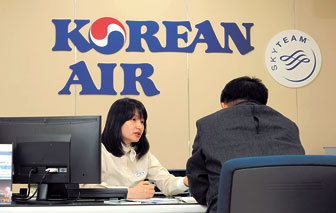 항공 마일리지 마케팅이 활발해지면서 마일리지를 이용해서 해외여행을 떠나는 이들이 늘고 있다. 항공사 직원이 발권을 상담하고 있는 모습. 김태형기자 tjkim21@msnet.co.kr