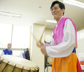 북을 두드리는 박정수 씨의 모습은 나이를 찾아볼 수가 없을 만큼 힘과 신명이 넘친다. 그에게 난타는 젊음과 건강을 가져다주는 활력소 같은 존재다.