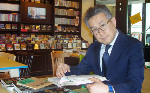 정신과 전문의이자 클래식음악 전문가인 박종호 풍월당 대표는 우리 사회에 꼭 필요한 사람은 날카로우면서도 따뜻한 시선을 가진 관찰자라는 생각으로 활발한 저술