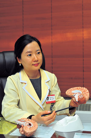 치매는 정상적으로 성숙한 뇌가 기질적 장애로 기억, 학습, 언어 등의 인지기능이 전반적으로 떨어져 일상생활의 어려움은 물론 점차 가족적, 사회적 부담이 커지는 무서운 병이다.