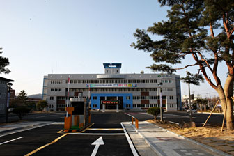 상주시청 종합민원실이 18년간의 무양청사 근무를 마감하고 통합 남성청사에서 본격적인 업무를 시작했다. 2, 3. 통합 리모델링 공사가 끝난 상주시 남성동 통합청사 전경. 상주시 제공