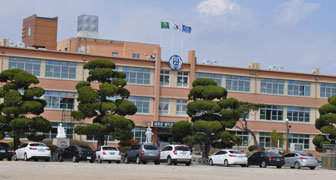 신입생 감소로 폐교 위기에 몰린 영천초교(사진 위)와 화룡동 영화초교. 민병곤 기자