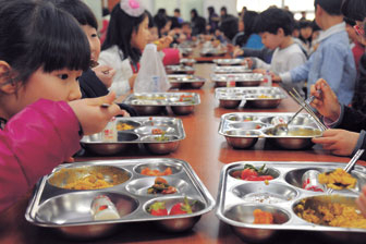 대구 수성구의 한 초등학교 급식실에서 영양사와 조리사 등이 납품된 급식 식재료를 검수하고 있다. 성일권기자 sungig@msnet.co.kr