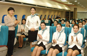 영진전문대학 국제관광계열 2학년생들이 대학 내 항공실습실에서 실습하고 있다. 왼쪽 두 번째가 이번에 아시아나항공 스튜어디스 공채에 합격한 강혜미 씨, 맨 왼쪽은 여세희 교수. 영진전문대 제공