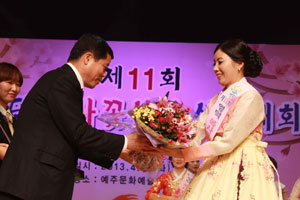 중국 하얼빈 새댁 만소영 씨가 16일 열린 제11회 영덕 복사꽃 선녀 선발대회에서 인기상을 받고 있다. 영덕군 제공