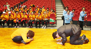 성인문해 과정인 대구내일학교 졸업반 어르신들이 17일 1박 2일 일정의 수학여행을 떠난 가운데 출발에 앞서 서정순 할머니가 우동기 대구시교육감에게 감사 표시로 큰절을 하자 우 교육감이 맞절로 답례하고 있다. 대구시교육청 제공