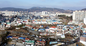 철거 예정지였던 동피랑 마을은 벽화가 그려지면서 전국적인 명성을 타고 관광객들이 찾고 있다. 매일신문DB