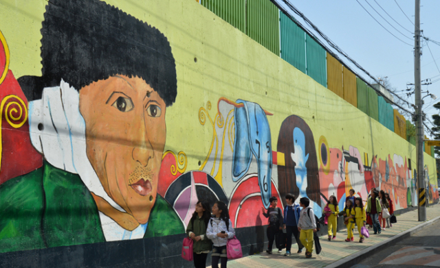17일 대구 동산초등학교에서 하굣길 학생들이 학교 담장에 그려진 벽화를 바라보며 지나가고 있다. 성일권기자 sungig@msnet.co.kr