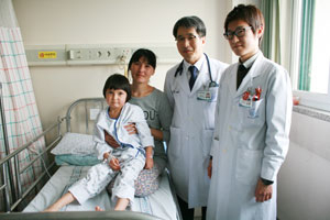 수술 후 입원실에서 회복 중인 키르기스스탄 소녀 다카와 어머니. 바로 옆이 수술을 집도한 대구파티마병원 흉부외과 허동명 과장이다.