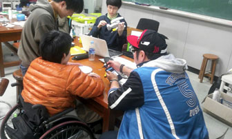 대구공업대는 장애 대학생 도우미 사업을 통해 장애 학생들의 학습과 이동을 돕고 있다.