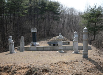 상주시 화북면 입석리에 있는 운강 이강년 선생 묘소와 묘소 입구를 알리는 비석. 고도현기자