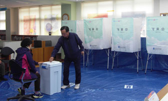 경북도의원 경산2선거구 보궐선거가 24일 오전 6시부터 시작된 가운데 경산 압량면 제1투표소가 마련된 압량초등학교 청람도서관에는 유권자들이 뜨문뜨문 투표소를 찾아 투표를 하고 있다. 김진만기자