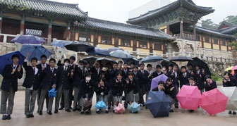 일본 와카야마 고교 학생들이 불국사 대웅전 경내로 들어가는 계단인 청운교, 백운교 앞에서 포즈를 취하고 있다.