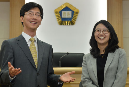 조순표 판사와 조은경 판사가 25일 법의 날을 맞아 법관의 세계에 대해 솔직하게 얘기하고 있다. 성일권기자 sungig@msnet.co.kr