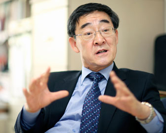 장현욱 교수가 대사성 질환과 알레르기성 질환의 동시 치료가 가능함에 대해 설명하고 있다.