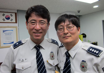 바다 투신 자살기도자를 구조한 울진경찰서 울진파출소 소속의 신유경(왼쪽) 경위와 이윤하 경사.