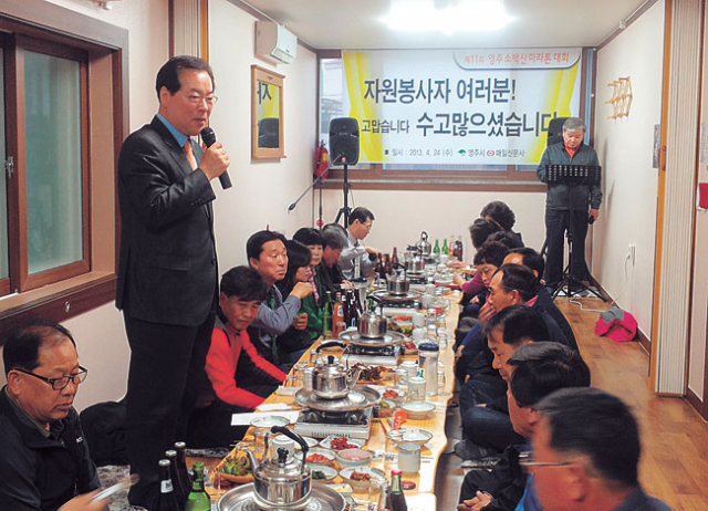 김주영 시장이 자원봉사자들에게 감사 인사를 하고 있다. 마경대기자