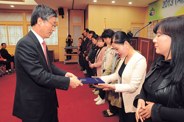23일 청송군청 회의실에서 열린 (재)청송군인재육성장학회 장학금 수여식에서 학업으로 참석하지 못한 장학생들을 대신해 부모들이 장학증서를 받고 있다. 청송군 제공