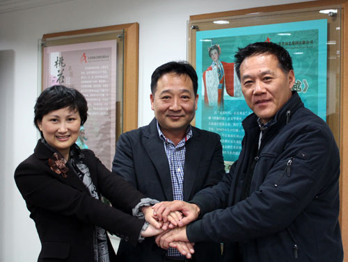 극단 뉴컴퍼니 이상원(중앙) 대표가 22일 중국 난징에서 강소성 연예집단 양닝(오른쪽) 단장, 문화공연기획사인 우시 신항전매유한공사 화하이얜 대표와 넌버벌극 