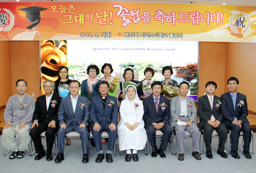 안동시는 제1회 안동평생학습상을 공모해 마리스타학교와 나섬학교, 에이스매직, 안동병원 나눔365봉사단 등을 선정했다. 사진은 기관
