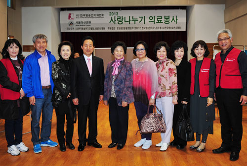 한국방송연기자협회와 서울아산병원은 25일 청도를 방문해 어르신들을 대상으로 사랑나눔 봉사활동을 펼쳤다. 청도군 제공