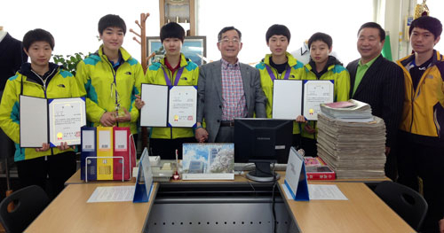 전국종별탁구선수권대회에서 은, 동메달 1개씩 수확한 상서고 탁구팀이 학교에서 이재석(왼쪽 네 번째) 교장과 기념 촬영을 했다. 상서고 제공