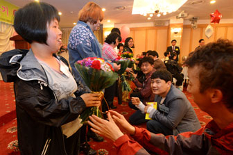 25일 대구 호텔 더 팔레스에서 열린 장애인 맞선대회에서 남성들이 여성들에게 사랑의 꽃다발을 주고 있다. 성일권기자 sungig@msnet.co.kr