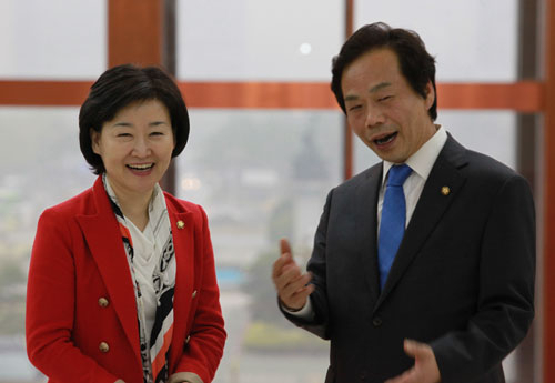국회의원 생활 1년차를 마친 권은희(대구 북갑)·이완영(고령성주칠곡) 의원을 만나 국회의원 생활을 들어봤다. 이들은 밖에서 보는 (폼 재는) 국회의원과 달리 하루가 바쁘고 힘든 생활의 연속이라고 말했다.