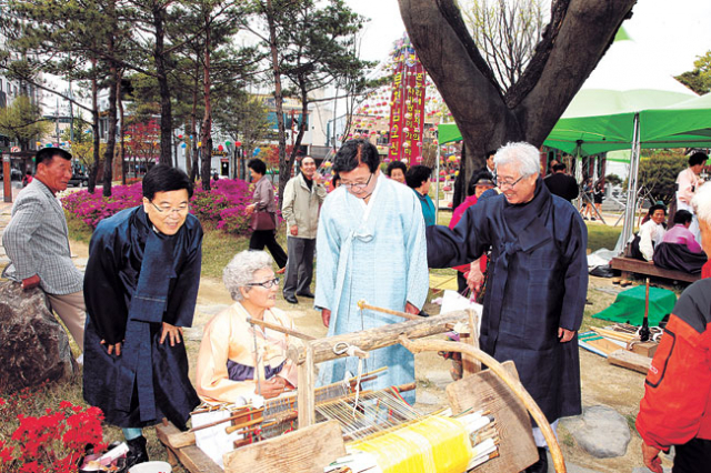 27일 안동 웅부공원과 문화공원 일원에서 열린 안동여성민속한마당에 1천여 명이 넘는 지역민들이 몰려든 가운데 다양한 여성민속문화 체험, 전시, 경연이 펼쳐졌다. 엄재진기자