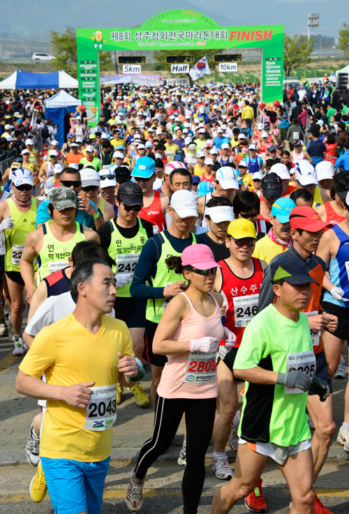 28일 성주군체육회와 매일신문사가 주최한 제8회 성주참외전국마라톤대회 하프코스 참가자들이 출발지점인 성주 성밖숲에서 힘차게 달려나가고 있다. 이번 대회에는 전국 4천500여명의 마라토너들이 참가했다. 우태욱기자 woo@msnet.co.kr
