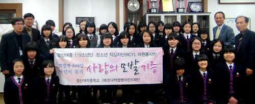 경산여중이 3년째 학생들이 머리카락을 모아 백혈병에 걸린 청소년들을 위한 가발을 만드는 데 보태는 