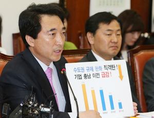 박수현 민주통합당 의원이 30일 오전 국회에서 열린 원내대책회의에서 국가균형발전 정책 추진을 촉구하고 있다.