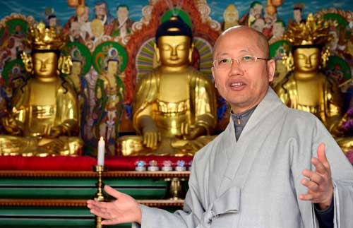 대구 보성선원 한북 주지 스님이 대웅전 내 삼존좌상 옆에서 보물 지정 과정을 설명하고 있다. 김태형기자 thkim21@msnet.co.kr