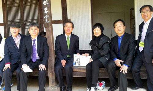 이상화기업사업회 대표단은 영랑기념사업회와 상호교류협약을 체결하고 영랑 생가를 방문했다.