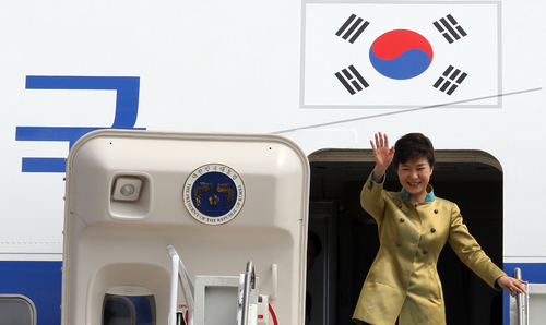 박근혜 대통령이 5일 오후(현지시간) 미국 순방 첫 방문도시인 뉴욕 JFK공항에 도착, 환영나온 인사들에게 손을 들어 인사하고 있다. 2013.5.6 연합뉴스