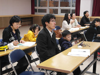 대구 동부교육지원청이 2살 이하 자녀를 둔 부모를 위한 자녀 교육 특강을 마련한 가운데 지난달 29일 오장일, 한은주 씨 부부가 첫 강의를 듣고 있다. 동부교육지원청 제공