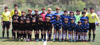 6일 울진에서 열린 제21회 여왕기전국여자축구대회 초등부 결승전에서 포항 상대초교(오른쪽)와 명서초교 선수들이 경기에 앞서 포즈를 취했다. 한국여자축구연맹 제공