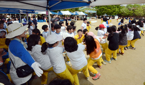 운동회가 열린 대구시내 한 초등학교. 운동장이 좁아 줄다리기하는 학생들이 천막 안까지 들어오자 한 교사가 사고방지를 위해 뒤에서 막고 서 있다. 김태형기자 thkim21@msnet.co.kr