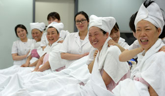 대구보건대 뷰티코디네이션학부 학생들이 대학 환경관리직원에게 피부관리를 해주고 있다. 대구보건대 제공