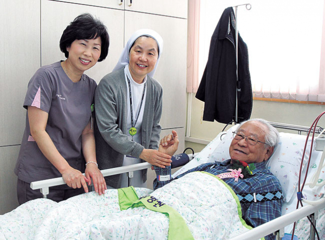 대구가톨릭대병원 간호부는 어버이날을 맞아 병원에 입원한 환우들에게 카네이션을 달아주었다.
