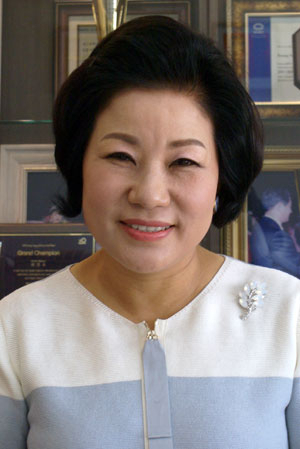 보험업계의 살아 있는 전설로 통하는 예영숙 삼성생명 명예본부장. 그녀는 2013년 연도상을 수상하며 보험영업 일선으로 화려하게 컴백했다.