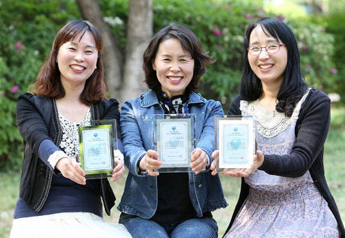 제32회 스승의 날을 맞아 대구시교육청으로부터 공로 증서를 미리 받은 동성초교 안승숙, 배명희, 정희정 교사(왼쪽부터). 안 교사와 배 교사는 경력이 각각 20, 30년이고 정 교사는 10년 동안 교단에 섰다. 대구시교육청 제공