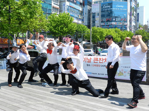 5월 5일 어린이날을 맞아 여러 지역 단체 주최로 신매광장에서 열린 어린이날 행사에 대구공동육아협동조합 아빠들이 직접 준비한 마술공연을 하고 있다. 또 아이들이 가득 탄 꽃마차를 끄는 아빠들. 체험부스에서 가면을 만드는 아이들. 대구공동육아협동조합 제공