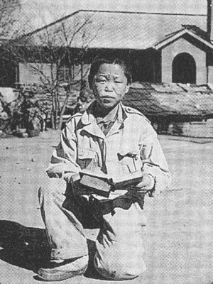 대구나병원에서 생활하는 환자들은 입원 기간 중에 기독교를 알게 되고, 매일 예배와 성경 공부를 하게 된다. 사진은 성경과 찬송가를 들고 교회로 가는 나환자 소년의 모습이다. 계명대 동산의료원 제공